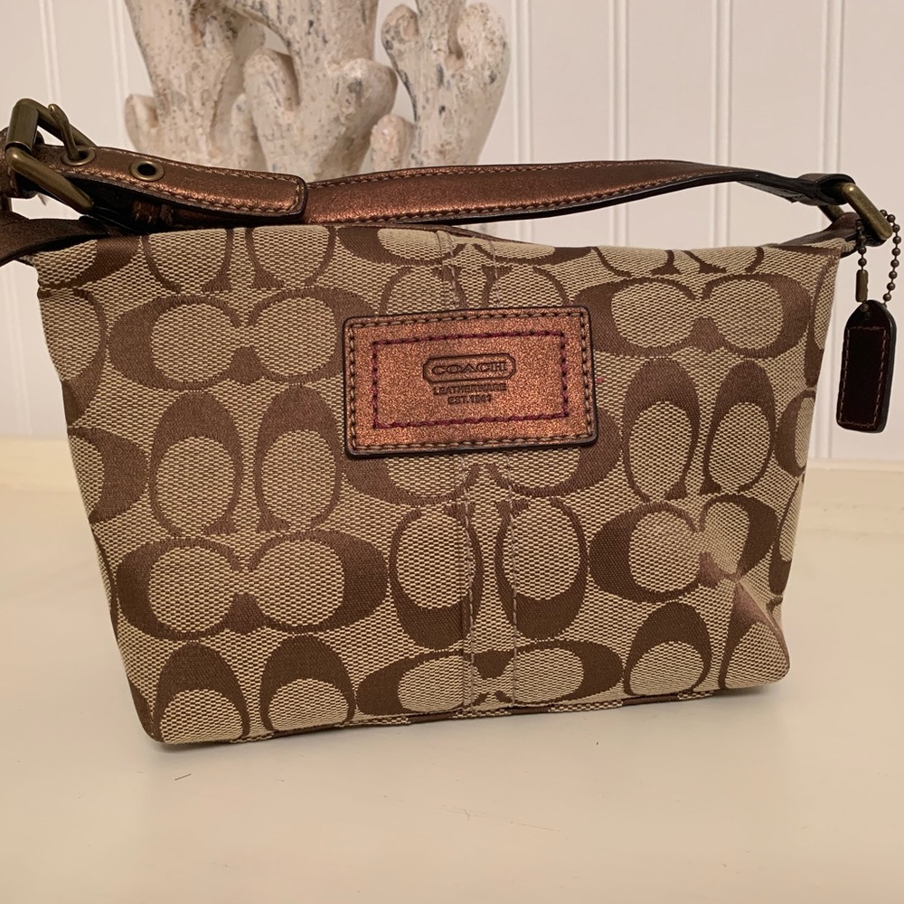 🎉🎉GOOD as NEW 🎉🎉 CLASSIC SIGNATURE COACH PURSE